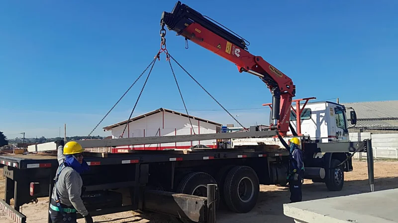 Içamento de carga com caminhão munck