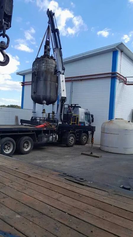 Içamento de tanques e reatores com guindaste e empilhadeiras