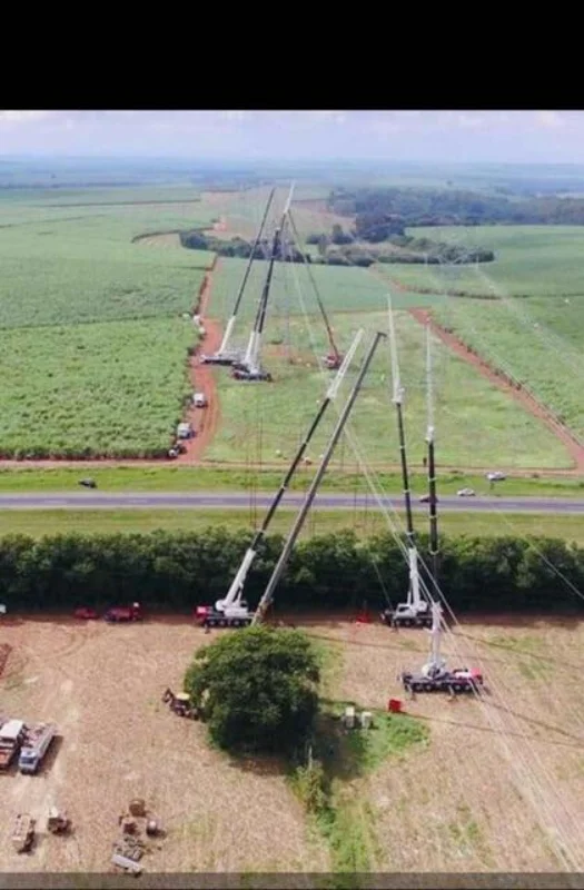 Montagem de torres de alta tensão